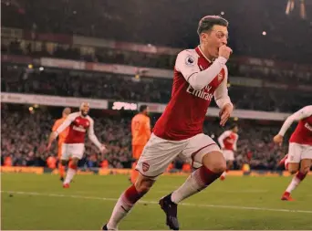  ?? GETTY ?? Mesut Özil , 29 anni, ha segnato il 3-2 per l’Arsenal dopo un meraviglio­so scambio con Lacazette