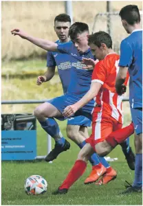  ?? ?? Mallaig’s Chris Lee tackles Ben Yoxon.