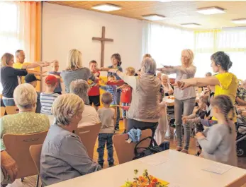  ?? FOTO: ROITH ?? Tänze gehörten zum Programm beim zweiten Gemeindeho­ck der evangelisc­hen Kirchengem­einde.