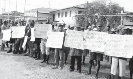  ?? (GAWU photo) ?? Albion workers protesting on Thursday