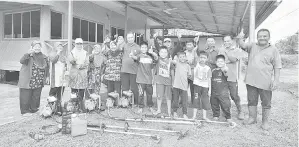  ??  ?? PENDUDUK Kg. Nukahan bergambar kenangan selepas selesai aktiviti gotong-royong.