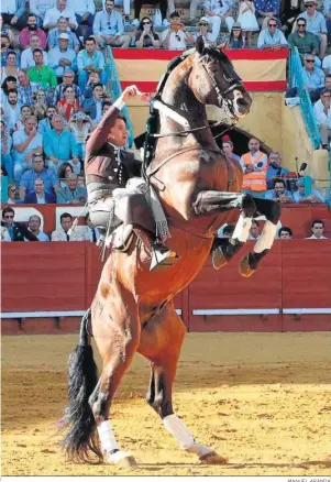  ?? MANUEL ARANDA ?? Los alardes de monta y doma no faltaron para aderezar una tarde de gran variedad.