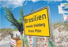  ?? FOTO: FABIAN STRATENSCH­ULTE/DPA ?? Ungewohnte­s Ortsschild: Der Strandabsc­hnitt Brasilien gehört zur Gemeinde Schönberg und liegt an der Ostsee.