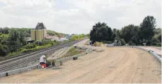  ?? FOTO: BRUNO JUNGWIRTH ?? Die neue Zufahrt in Richtung Bahnhof entlang der Schienen.