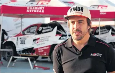  ??  ?? PRUEBA. Fernando Alonso se encuentra en Namibia realizando un test con el Toyota Hilux.