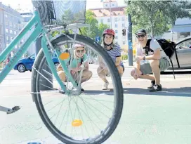  ??  ?? Radfahrkur­se sind eine gute Möglichkei­t, die eigene Angst vor dem übrigen Verkehr und möglichen Gefahren abzubauen.