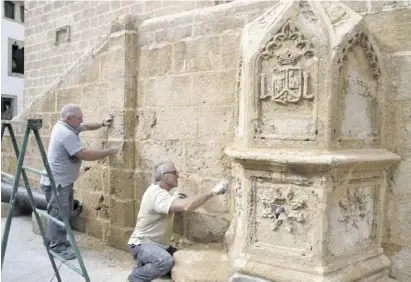  ?? Fotos: Lucía Ronda ?? Der Brunnen an der Stadtkirch­e in Jávea wurde anlässlich des Jubiläums saniert.