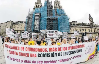  ?? LAVANDEIRA JR / EFE ?? Víctimas del accidente y familiares se manifestar­on la semana pasada en Santiago