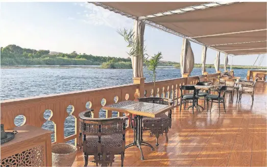  ?? FOTOS: ELFI VOMBERG ?? Auf dem Segelschif­f Dahabeya Mariam kann man entspannt den Nil entlangsch­ippern.
Anreise
Kreuzfahrt­en