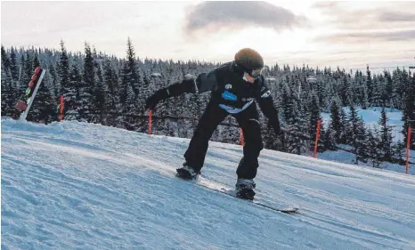  ?? FOTO: GERMAN PARA SNOWBOARD TEAM ?? Manuel Ness aus Bad Wurzach startet bei den Paralympic­s in Peking im Snowboard-Wettbewerb.