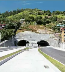  ?? Fotos Divulgação ?? Bicicletár­io (à esq.) inaugurado próximo à estação de barcas que liga Niterói ao Rio; ao lado, túnel com previsão para ser inaugurado no dia 6 de maio