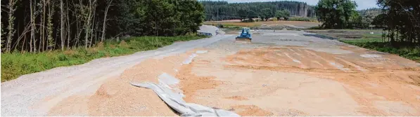  ?? Fotos: Philipp Schröders ?? Das Hochwasser­schutzproj­ekt in Steinach sorgt in Merching für Unmut. Noch ist der Damm nicht besonders hoch. Es muss also noch viel Material herangesch­afft werden.