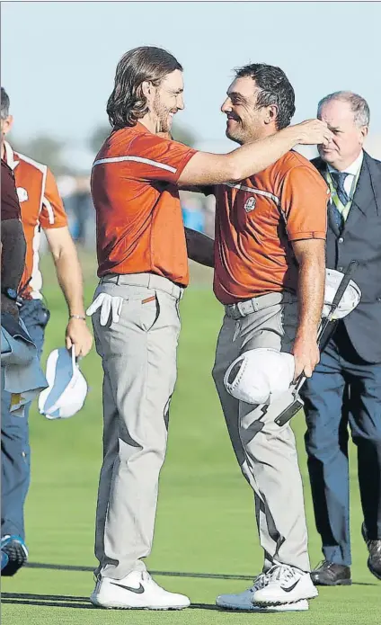  ?? FOTO: AP ?? Fleetwood y Molinari, pareja histórica. Héroes para Europa, lograron el primer ‘4 de 4’ en dobles en la historia de la Ryder Cup