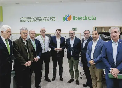  ?? ?? El presidente de la Junta con directivos de la compañía durante su visita a la central
IBERDROLA