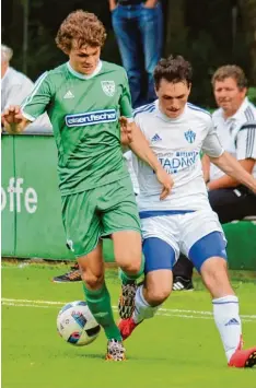  ?? Foto: Klaus Jais ?? Florian Lamprecht (links im grünen Trikot) spielte gegen Aindling erstmals in diesem Jahr von Anfang an und war sofort ein Aktivposte­n.