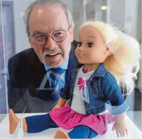  ?? Fotos: Ulrich Wagner ?? Kritischer Blick: Karl Heinz Bildl, Leiter der Zweigstell­e der Bundesnetz­agentur in Augsburg, sieht sich die Puppe „Cayla“an, die Gespräche abhören kann.