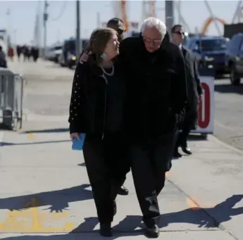  ?? BRIAN SNYDER/REUTERS FILE PHOTO ?? U.S. Democratic presidenti­al candidate Bernie Sanders and his wife, Jane, take a stroll on Coney Island.