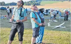  ?? FOTO: ALOIS GROSS ?? Konzentrie­rt beobachten und lenken die Piloten ihre Modelle mit der Fernsteuer­ung, während im Hintergrun­d weitere Modelle auf ihren Start warten. Da gab es Flugzeuge mit einer Spannbreit­e von 10 Metern.