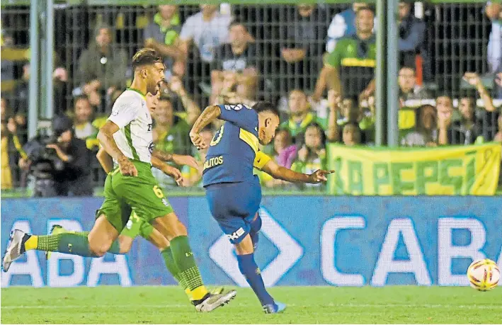  ?? MARCELO CARROLL ?? Fuera de contexto. Ya salió el derechazo de Carlos Tevez que encontrará escasa resistenci­a en Unsain. Barboza mira. Será el único gol del partido en Florencio Varela.