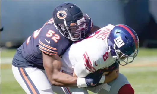  ?? AP (ABOVE), GETTY IMAGES ?? Bears outside linebacker­s Khalil Mack (above) and Robert Quinn (left) put pressure on Giants quarterbac­k Daniel Jones on Sunday.