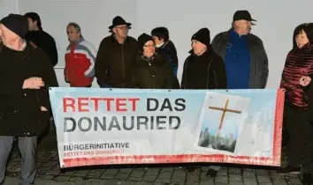  ?? Foto: Karl Aumiller ?? Die, die nicht zur Veranstalt­ung in der Halle zugelassen wurden, demonstrie­rten mit Plakaten – allen voran die Bürgerinit­iative „Rettet das Donauried“.