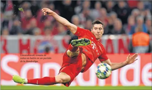  ??  ?? Lewandowsk­i remata de volea un balón en un partido de la Bundesliga.
