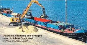  ?? PHOTOS: JONATHAN MOSSE ?? Farndale H loading sea-dredged sand in Albert Dock, Hull.