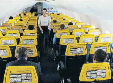  ?? SHAWN POGATCHNIK / AP ?? Una azafata recoge los vasos de los pasajeros en un vuelo de la compañía Ryanair