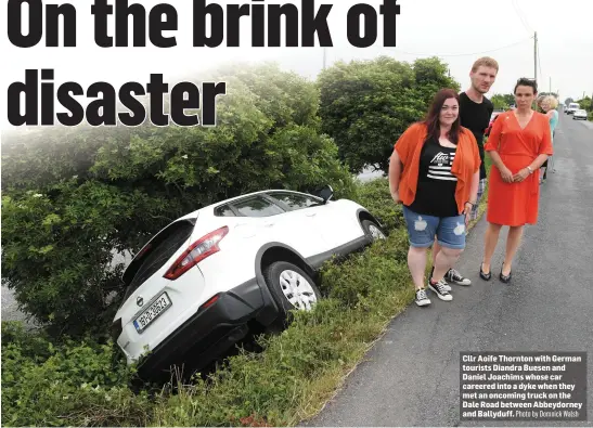  ?? Photo by Domnick Walsh ?? Cllr Aoife Thornton with German tourists Diandra Buesen and Daniel Joachims whose car careered into a dyke when they met an oncoming truck on the Dale Road between Abbeydorne­y and Ballyduff.