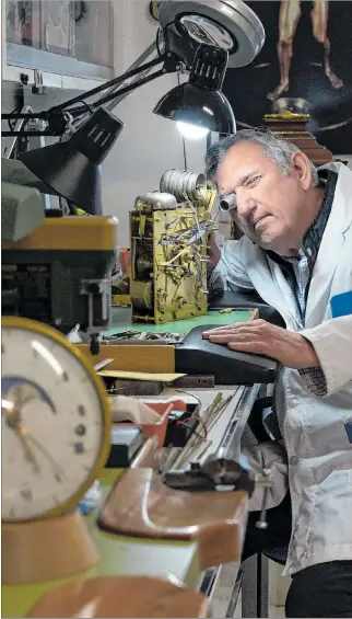  ?? EL PAÍS ?? Experto. El encargado del taller de relojería, Manuel Santolaya, mira la máquina de un reloj inglés del siglo XVIII.