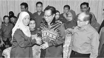  ??  ?? Uggah (right) looks on as Abang Johari congratula­tes Jamilah on her victory.