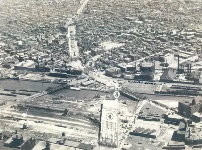  ?? SUN-TIMES FILE ?? Aerial view looking northeast across Goose Island along Ogden Avenue. Two older bridges on the island will be replaced and new bike lanes added.