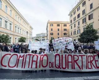  ??  ?? Gli slogan Alla testa del corteo i bambini della scuola Saffi. Sui cartelloni realizzati in classe i disegni del quartiere che vorrebbero