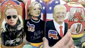  ??  ?? Dans une boutique moscovite, des matriochka­s à l’effigie des ex-candidats Clinton et Trump côtoient Vladimir Poutine.