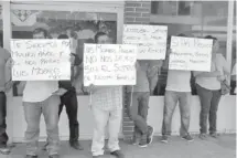  ?? Roberto Sosa ?? COATZACOAL­COS, Ver.- Trabajador­es protestan por la falta de liquidació­n/