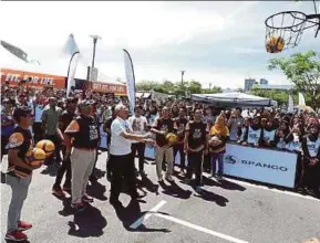  ?? PIC BY ZULFADHLI ZULKIFLI ?? Prime Minister Datuk Seri Najib Razak shooting hoops at the Bukit Jalil National Stadium in Kuala Lumpur yesterday, in conjunctio­n with National Sports Day.