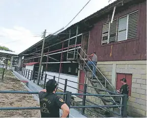  ??  ?? ABANDONO. La fábrica está abandonada, al igual que otras residencia­s allanadas.