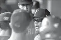  ?? Cyndi Chambers/ The Gainesvill­e Sun
via AP ?? Florida head coach
Kevin O' Sullivan talks to his players
in the dugout in Game 1 of the NCAA Regionals baseball final against
FAU Monday at McKethan Stadium
in Gainesvill­e, Fla.