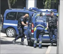  ?? (Photo PQR/Le Bien Public) ?? Le couple Jacob a été emmené par les gendarmes et placé en détention.