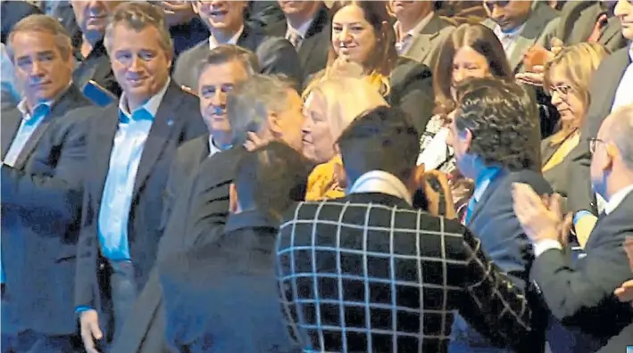  ??  ?? En el CCK. Mauricio Macri saluda ayer con diplomacia a Elisa Carrió al ingresar al acto de lanzamient­o del plan Argentina Exporta, que la diputada abrió pidiendo que saque a Garavano.