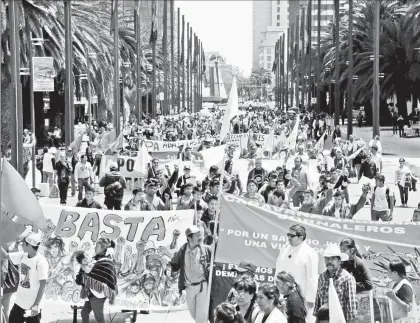  ??  ?? Labriegos de San Quintín, acompañado­s por integrante­s del movimiento El Campo es de Todos y familiares de los 43 normalista­s de Ayotzinapa, marcharon ayer rumbo al Monumento a la Revolución durante el cierre de la Caravana Nacional de Jornaleros por un...