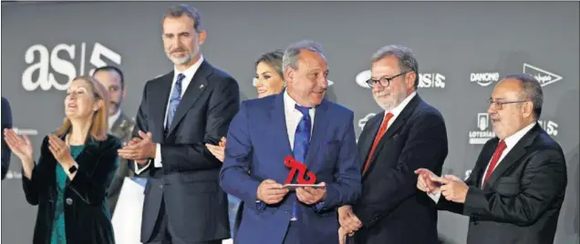  ??  ?? CON EL GALARDÓN. Fermín Cacho con el premio del 50 aniversari­o de As junto a Ana Pastor, los Reyes de España, Juan Luis Cebrián y el director de As, Alfredo Relaño.