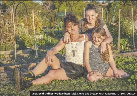  ?? PHOTO: DUBBO PHOTO NEWS/EMY LOU ?? Dee Mould and her two daughters, Molly Anne and Lucy.