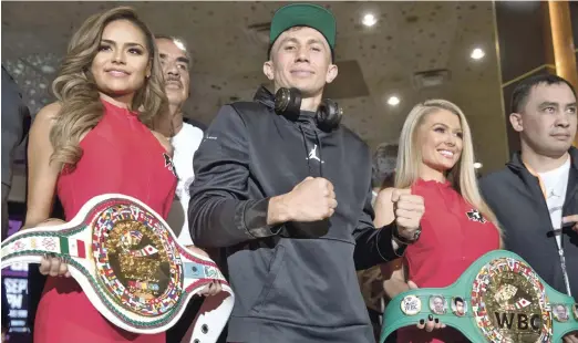  ?? AP ?? El campeón. El kazajo Gennady Golovkin aparece con sus cinturones mundiales a su llegada a la ciudad de Las Vegas, Nevada, para su pelea ante el retador mexicano Saúl “Canelo” Álvarez.