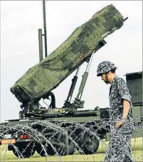  ?? EUGENE HOSHIKO / AP ?? Sistema de intercepci­ón de misiles desplegado ayer en Tokio