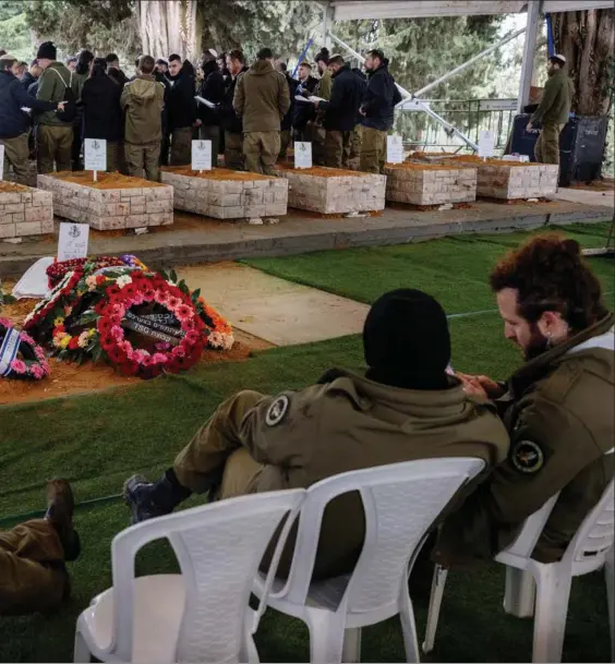  ?? ?? På Mount Herzl i det vestlige Jerusalem gøres der klar til en begravelse af faldne soldater.