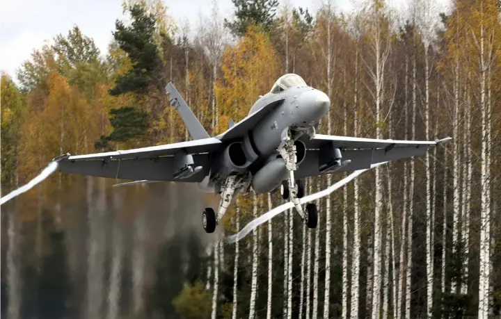  ?? FOTO: JUSSI NUKARI/LEHTIKUVA ?? ■
Finlands Hornet-stridsplan har en planerad livslängd på trettio år, vilket grundar sig på hur mycket de slits under användning­en.