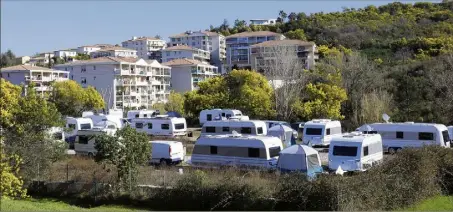  ?? (Photos Patrice Lapoirie) ?? Près de  caravanes ont investi un terrain privé, à la frontière entre Cannes et Le Cannet, au pied des immeubles de la résidence La Croix du Sud.