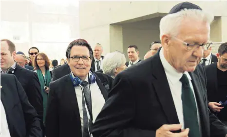  ?? FOTO: JANA HÖFFNER/STAATSMINI­STERIUM ?? Der Ministerpr­äsident (rechts) und sein Ministeria­ldirigent (Mitte) in der Gedenkstät­te Yad Vashem in Jerusalem.