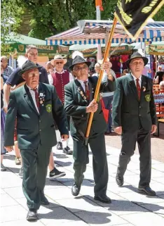  ??  ?? Beim Stadtfest wurden die Stadtkönig­e ausgezeich­net. Gemeinsam zogen die Vereine auf den Rathauspla­tz ein.